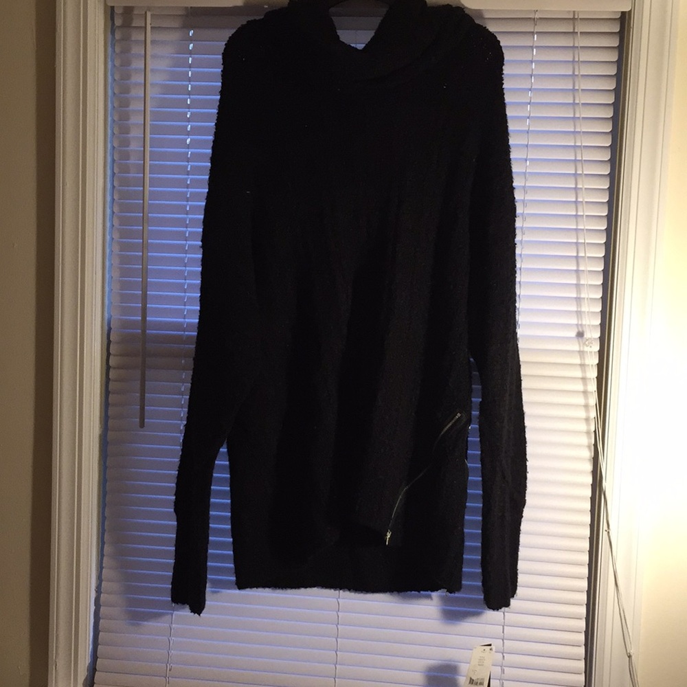Cute black sweater with zipper